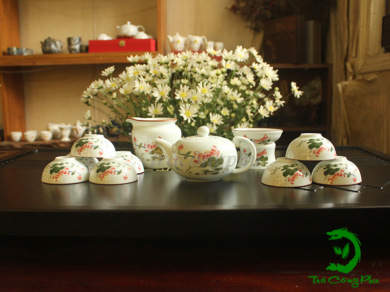 Bộ ấm chén bao gồm 1 ấm và 8 chén, 1 tống chuyên trà, 01 phễu lọc